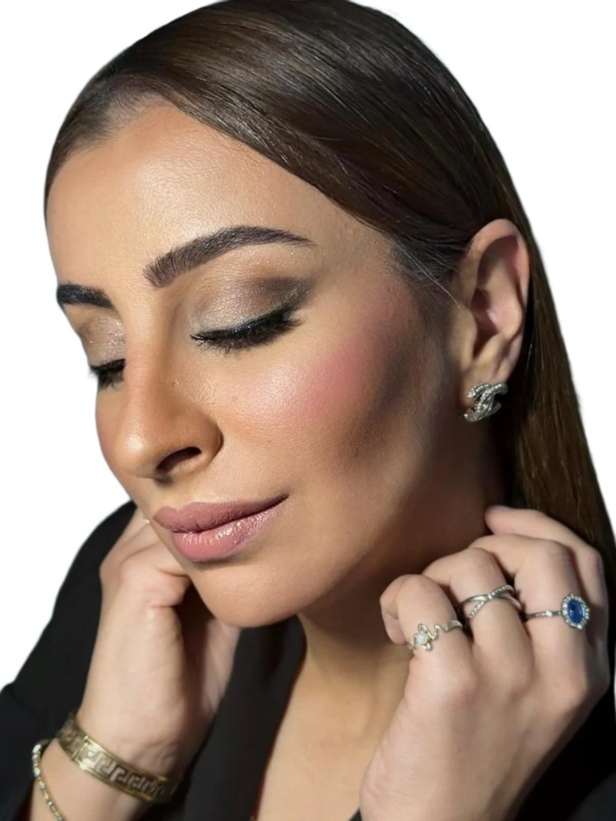 Model wearing finished soft glam Nilia Luxe lashes